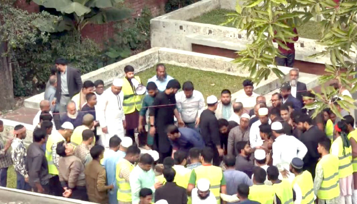 রাষ্ট্রীয় শোকে বিদায় নিলেন ইনকিলাব মঞ্চের আহ্বায়ক ওসমান হাদি: সংসদ ভবনে লাখো মানুষের জানাজা শেষে দাফন সম্পন্ন