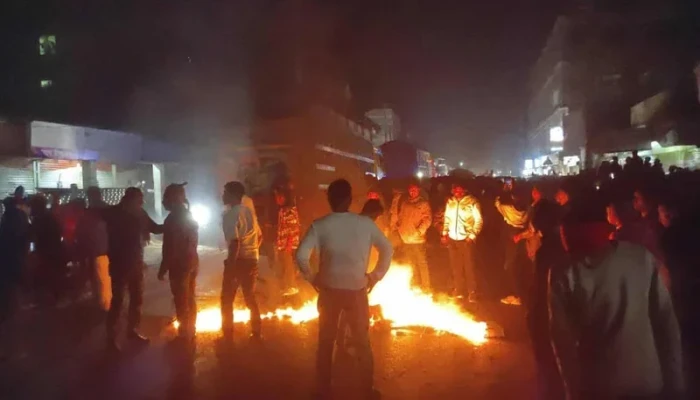 চাঁপাইনবাবগঞ্জে পুলিশ ফাঁড়িতে হামলা ও অগ্নিসংযোগ: ৩০০ জনের বিরুদ্ধে মামলা, গ্রেপ্তার ৯