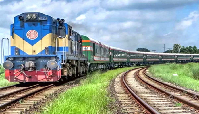 একদিনে ১৫৯ ট্রেনে অভিযান: টিকিটবিহীন ৬,৮১৫ যাত্রী শনাক্ত, আদায় ১৪ লাখ টাকা