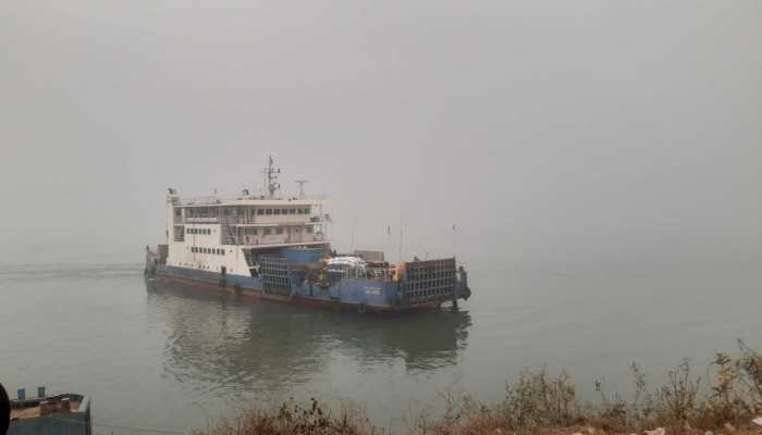 ঘন কুয়াশায় পাটুরিয়া-দৌলতদিয়া ও আরিচা-কাজিরহাট নৌরুটে ফেরি চলাচল বন্ধ