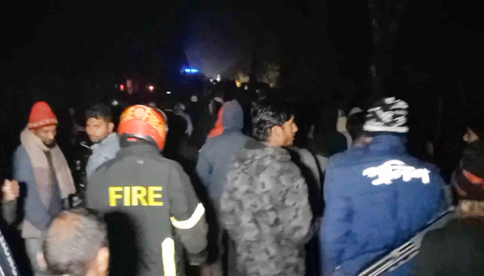 পঞ্চগড়ে রেললাইনে বিকল মাইক্রোতে স্পেশাল ট্রেনের ধাক্কা, যুবক নিহত