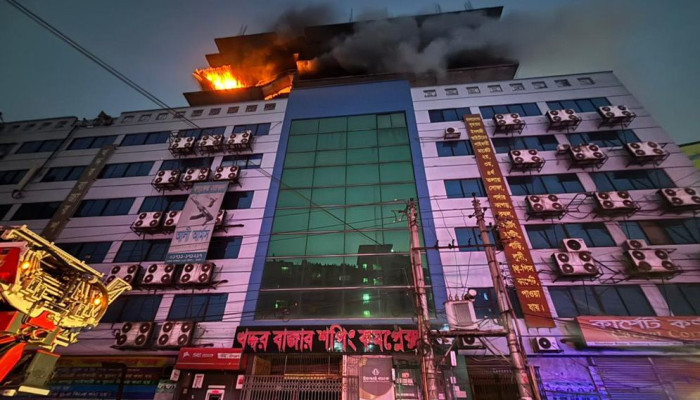 গুলিস্তান জিরো পয়েন্টে খদ্দর বাজারের নির্মাণাধীন অংশে আগুন, দেড় ঘণ্টায় নিয়ন্ত্রণে