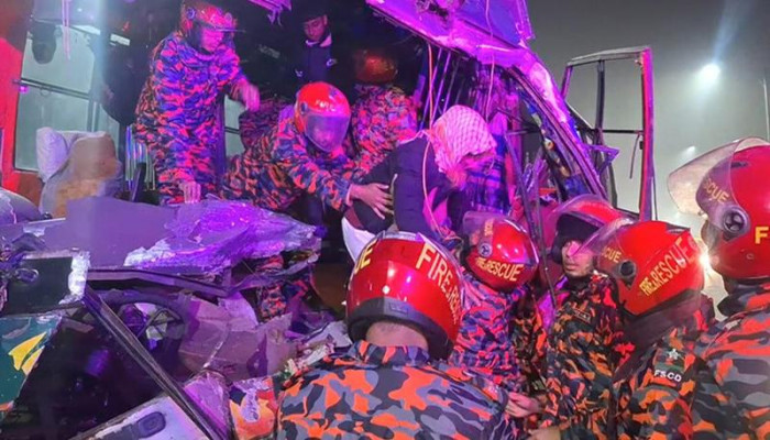 ঢাকা-মাওয়া এক্সপ্রেসওয়েতে বাস-ট্রাক ভয়াবহ সংঘর্ষ: চালকসহ আশঙ্কাজনক ২, আহত ১০