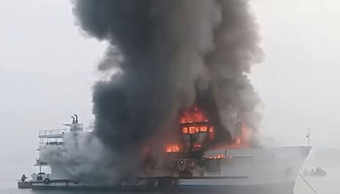 কক্সবাজারে সেন্ট মার্টিনগামী ‘আটলান্টিক ক্রুজ’ জাহাজে অগ্নিকাণ্ড, হতাহতের খবর নেই