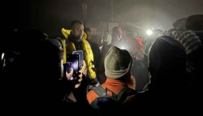 ঘন কুয়াশায় পদ্মার চরে আটকে পড়া লঞ্চের যাত্রীরা ৯৯৯ ফোনে উদ্ধার