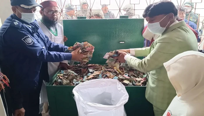 পাগলা মসজিদের দানসিন্দুকে ৩৫ বস্তা টাকা, গণনায় ব্যস্ত পাঁচ শতাধিক ব্যক্তি