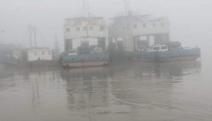 ঘন কুয়াশায় দৌলতদিয়া-পাটুরিয়া নৌরুটে ফেরি চলাচল স্থগিত