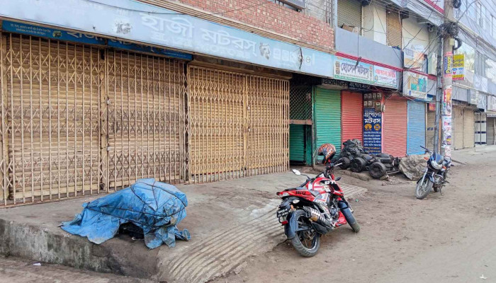 যশোরে খালেদা জিয়ার মৃত্যুতে দোকানপাট ও মার্কেট বন্ধ