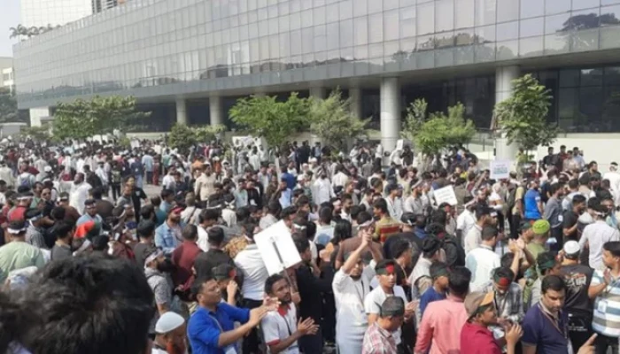 মোবাইল নিবন্ধন চালুর প্রতিবাদে বিটিআরসি কার্যালয়ে হামলা ও ভাঙচুর