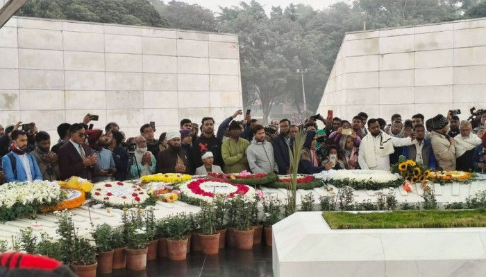 খালেদা জিয়ার কবরে শেষ শ্রদ্ধা জানাতে জিয়া উদ্যানে মানুষের অবিরাম স্রোত