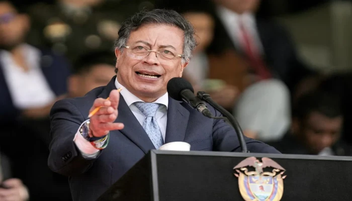 ট্রাম্পের হুমকিতে কলম্বিয়া প্রেসিডেন্টের অস্ত্র ধরার ঘোষণা