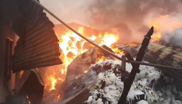 গাজীপুরে ঝুটের গুদামে ভয়াবহ অগ্নিকাণ্ড, নিয়ন্ত্রণে কাজ করছে ৬ ইউনিট