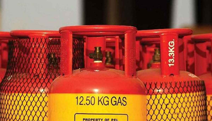 বরিশালে এলপি গ্যাসের তীব্র সংকট, এক সপ্তাহে সিলিন্ডারপ্রতি দাম বেড়েছে ৩০০ টাকা