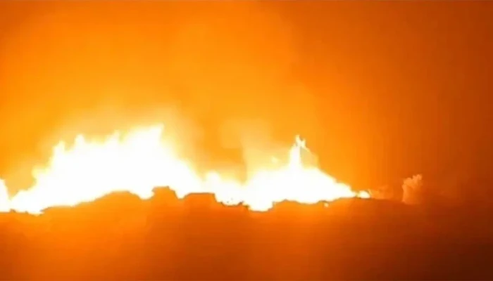 মাতারবাড়ি বিদ্যুৎকেন্দ্রের স্ক্র্যাপ ইয়ার্ডে ভয়াবহ আগুন: নিয়ন্ত্রণে কাজ করছে ৪ ইউনিট