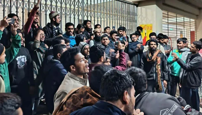 শাবিপ্রবিতে মধ্যরাতে উত্তাল ক্যাম্পাস: ছাত্র সংসদ নির্বাচনের দাবিতে বিক্ষোভ