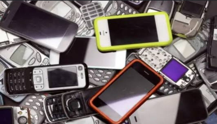 অতিরিক্ত ডিজিটাল ডিভাইস ব্যবহার বাড়াচ্ছে মানসিক স্বাস্থ্য ঝুঁকি