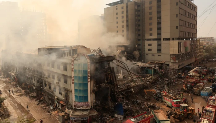 করাচির গুল প্লাজায় ভয়াবহ অগ্নিকাণ্ড: নিহত বেড়ে ২৭, নিখোঁজ অন্তত ৮১