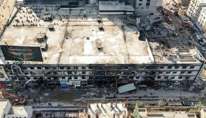 করাচির গুল প্লাজায় শোকের ছায়া: এক দোকানেই মিলল ৩০ লাশ, মৃত্যু বেড়ে ৬১