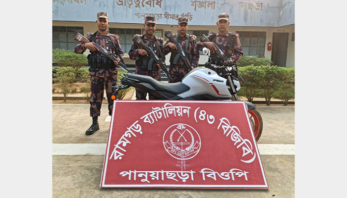 ফটিকছড়ি সীমান্তে বিজিবির হানা: চোরাকারবারীদের ফেলে যাওয়া ভারতীয় বাইক জব্দ