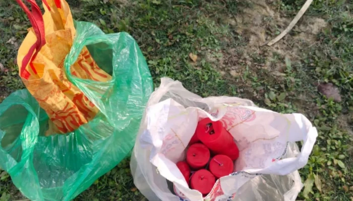 গোমস্তাপুরে পুনর্ভবা নদীতে মাছ ধরতে গিয়ে মিলল ৮টি ককটেল সদৃশ বস্তু, এলাকায় আতঙ্ক