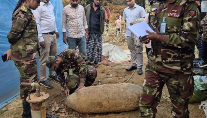 রামুতে পুকুরপাড়ে দ্বিতীয় বিশ্বযুদ্ধের বোমা, দেড় দশক ঝুঁকির মধ্যেই চলেছে দৈনন্দিন কাজ