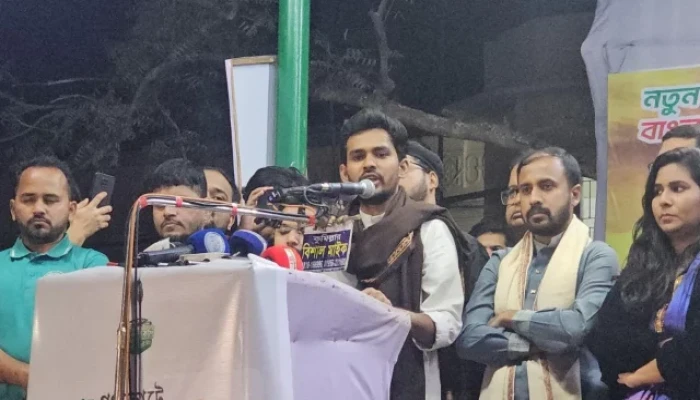 বিএনপি ‘ফ্যামেলি কার্ড’ দেওয়ার নামে সাধারণ মানুষকে বিভ্রান্ত করছে: আসিফ মাহমুদ