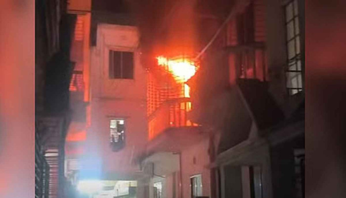 সাভারে বাসায় অগ্নিকাণ্ডে জাবি শিক্ষার্থীসহ চারজন দগ্ধ