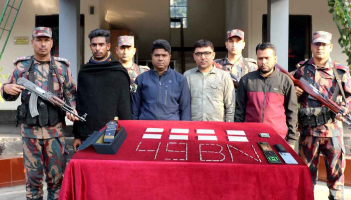 যশোরে সাড়ে ১০ কেজি রুপা ও বিদেশি মদ উদ্ধার, আটক ৪