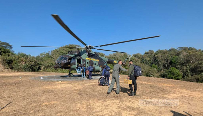 পাহাড়ের দুর্গম কেন্দ্রে হেলিকপ্টারে পৌঁছাচ্ছে ভোটের সরঞ্জাম