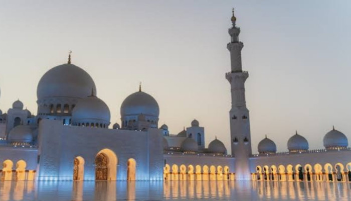 সালাতের গুরুত্ব: মুসলিম জীবনে নামাযের অপরিহার্যতা