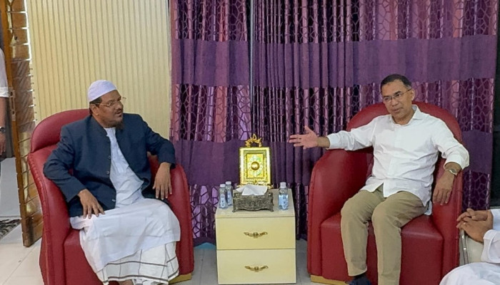 শপথের আগেই রাজনৈতিক ঐক্যের ডাক: চরমোনাই পীরের দ্বারে তারেক রহমান