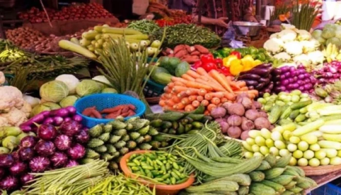 রমজানে উত্তপ্ত বাজার: আকাশচুম্বী দাম ও সিন্ডিকেটের কারসাজিতে নাভিশ্বাস ক্রেতাদের