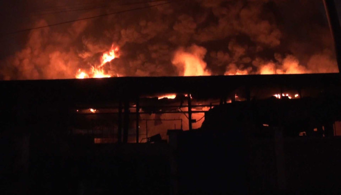 যশোরে আফিল ব্রিকসে ভয়াবহ আগুন, ফায়ার সার্ভিসের ৭ ইউনিটের চেষ্টায় নিয়ন্ত্রণে; আহত ৩