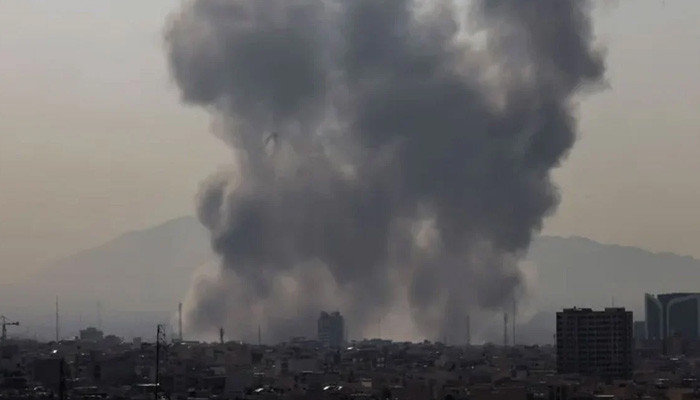 যুক্তরাষ্ট্র-ইসরায়েলের যৌথ হামলায় কাঁপছে ইরান: তেহরানে ক্ষেপণাস্ত্র আঘাত