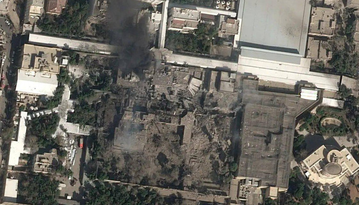 ইসরাইল-যুক্তরাষ্ট্রের যৌথ হামলায় তেহরানে খামেনির বাসভবন ধ্বংসের দাবি, অবস্থান অনিশ্চিত