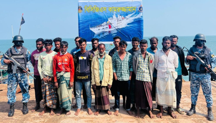 সেন্টমার্টিনের গভীর সমুদ্রে কোস্ট গার্ডের অভিযান: নারী-শিশুসহ ১৫৩ জন উদ্ধার, আটক ১৫