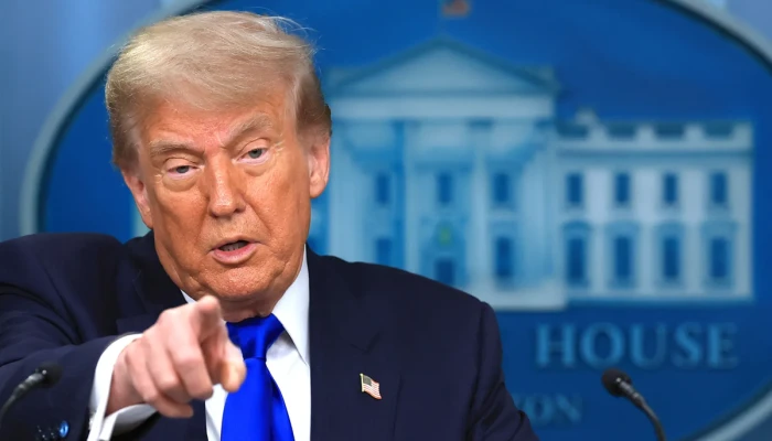 ইরানকে ‘নিঃশর্ত আত্মসমর্পণ’ করতে বললেন ট্রাম্প