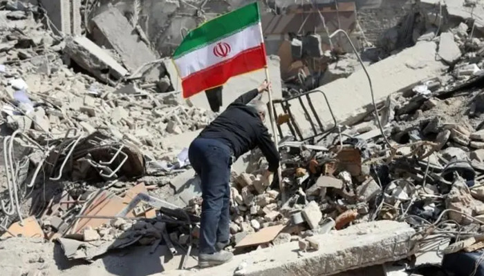 তেহরানের বিমানবন্দরে বিস্ফোরণ, পাল্টা ক্ষেপণাস্ত্র হামলা ইরানের