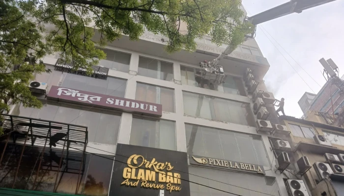 রাজধানীর মিরপুরে বহুতল ভবনে আগুন, নিয়ন্ত্রণে কাজ করছে ফায়ার সার্ভিসের ৬ ইউনিট