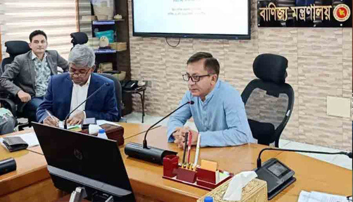 তেলের দাম এক পয়সাও বাড়বে না: মজুদ নিয়ে গুজব না ছড়ানোর কড়া বার্তা বাণিজ্যমন্ত্রীর