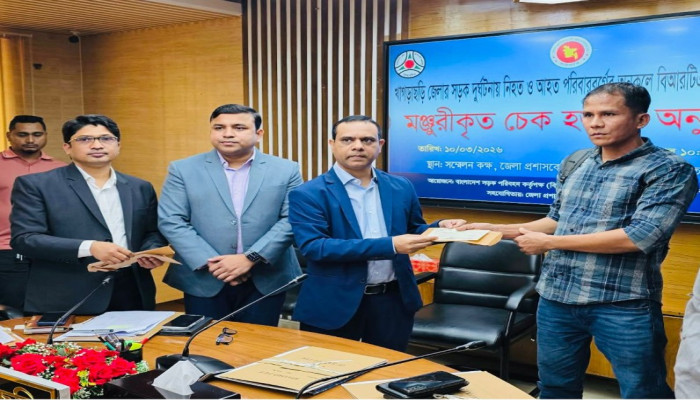 খাগড়াছড়িতে সড়ক দুর্ঘটনায় ক্ষতিগ্রস্তদের ২৩ লক্ষ টাকার আর্থিক সহায়তা দিল বিআরটিএ