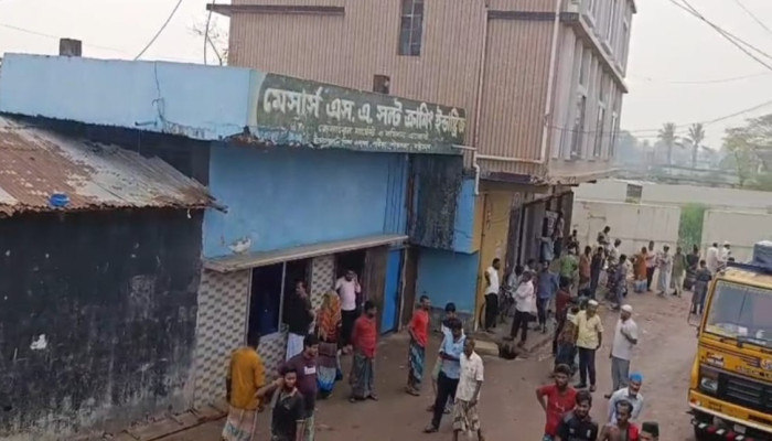 পটিয়ায় লবণ মিল শ্রমিকের টাকা নিয়ে ক্যাশিয়ার উধাও, কারখানা বন্ধ