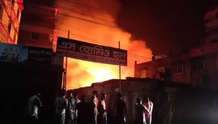 অভয়নগরের নওদাপাড়া বাজারে ভয়াবহ আগুন, পুড়েছে ৩৫ দোকান