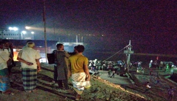 পাটুরিয়া ফেরিঘাটে তেলবাহী ট্রাক পদ্মায়, আহত চালককে জীবিত উদ্ধার