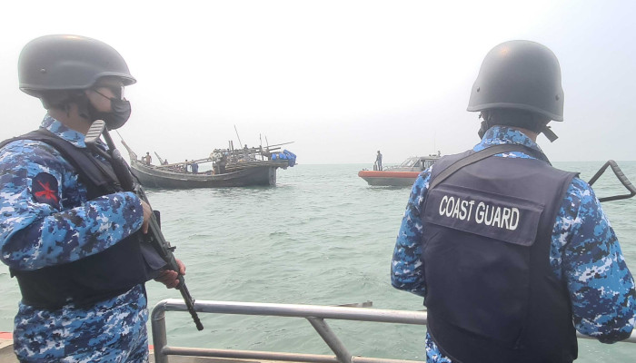 সমুদ্রে তেল পাচার ঠেকাতে কোস্টগার্ড কতটা প্রস্তুত?