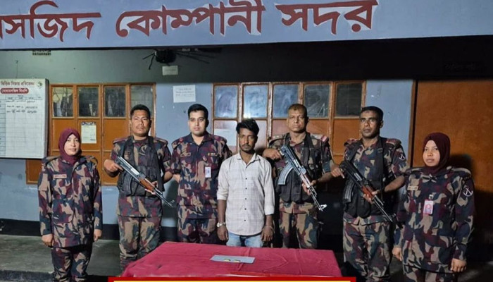 সোনামসজিদ স্থলবন্দরে পায়ুপথে লুকানো ২ স্বর্ণের বারসহ যুবক আটক