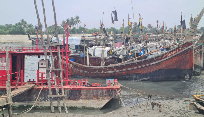 ডিজেল সংকটে কক্সবাজারে থমকে মাছ ধরা, বিপাকে লাখো জেলে পরিবার