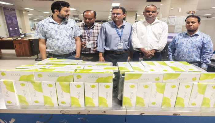 শারজাহ থেকে আসা দুই যাত্রীর ব্যাগেজে ৪২৯ কার্টন সিগারেট