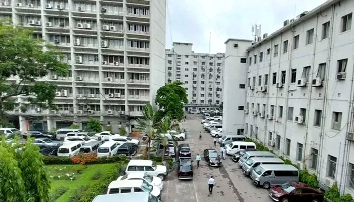 টানা ছুটি শেষে খুলল অফিস-আদালত, ফিরছে চিরচেনা ঢাকা