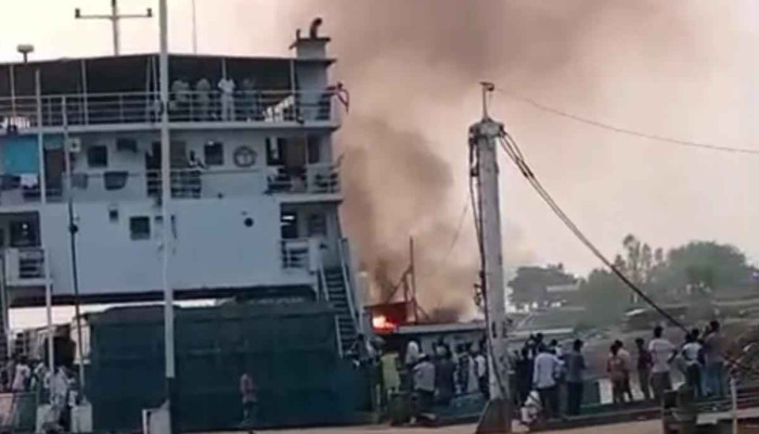 পাটুরিয়া ফেরিঘাটে ফেরিতে আগুনের ঘটনা, আতঙ্কিত যাত্রী—ক্ষয়ক্ষতি নেই